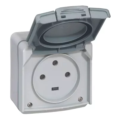 legrand-prise de courant de puissance saillie �tanche - 20a - 3 alv�oles - gris (091436)