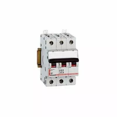 Disjoncteur DX� 6000 -vis/vis- 3P- 400V~-16A-10kA-courbeC-peigne HX� trad 4P - 3M (407829)