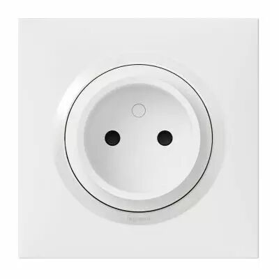 Prise de courant 2P � puits 16A dooxie one livr�e avec plaque carr�e blanche et griffes (600734)