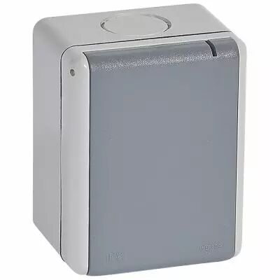 Prise saillie �tanche Plexo 32 A - 3P+T - IP44-IK08 - � volet - 96x119 - gris (055875)