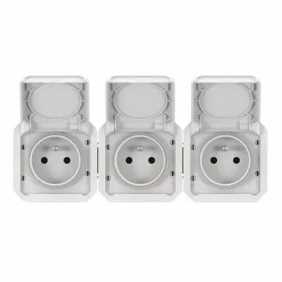 Triple prise de courant pr�c�bl�e 3x2P+T horizontale �tanche Plexo 16A 250V IP55 3 postes avec enjoliveurs blanc (069644L)
